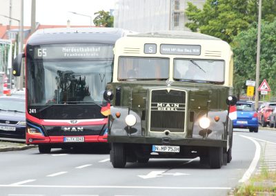 Sternfahrt: Nürnbergs ältester historischer Bus, der MP30, Baujahr 1939. Dahinter ein eBus von MAN im Linieneinsatz.
