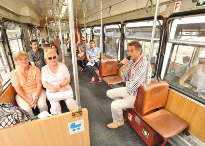 Linie 13: Gästeführer spricht in der Bahn zu den Fahrgästen