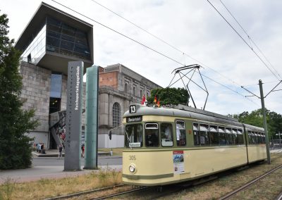 Linie 13: Bahn hält vorm Dokumentationszentrum Reichsparteitagsgelände