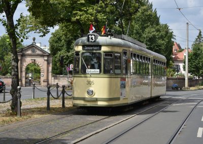Linie 13: Straßenbahn vor dem Johannisfriedhof