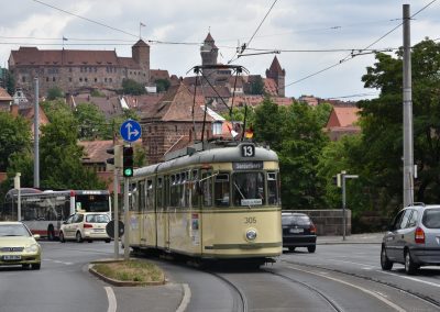 Linie 13: Straßenbahn mit der Burgkulisse im Hintergrund