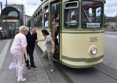 Rundfahrt mit der Linie 13: Schaffner Kurt Gottschalk hilft Damen aus der Straßenbahn.