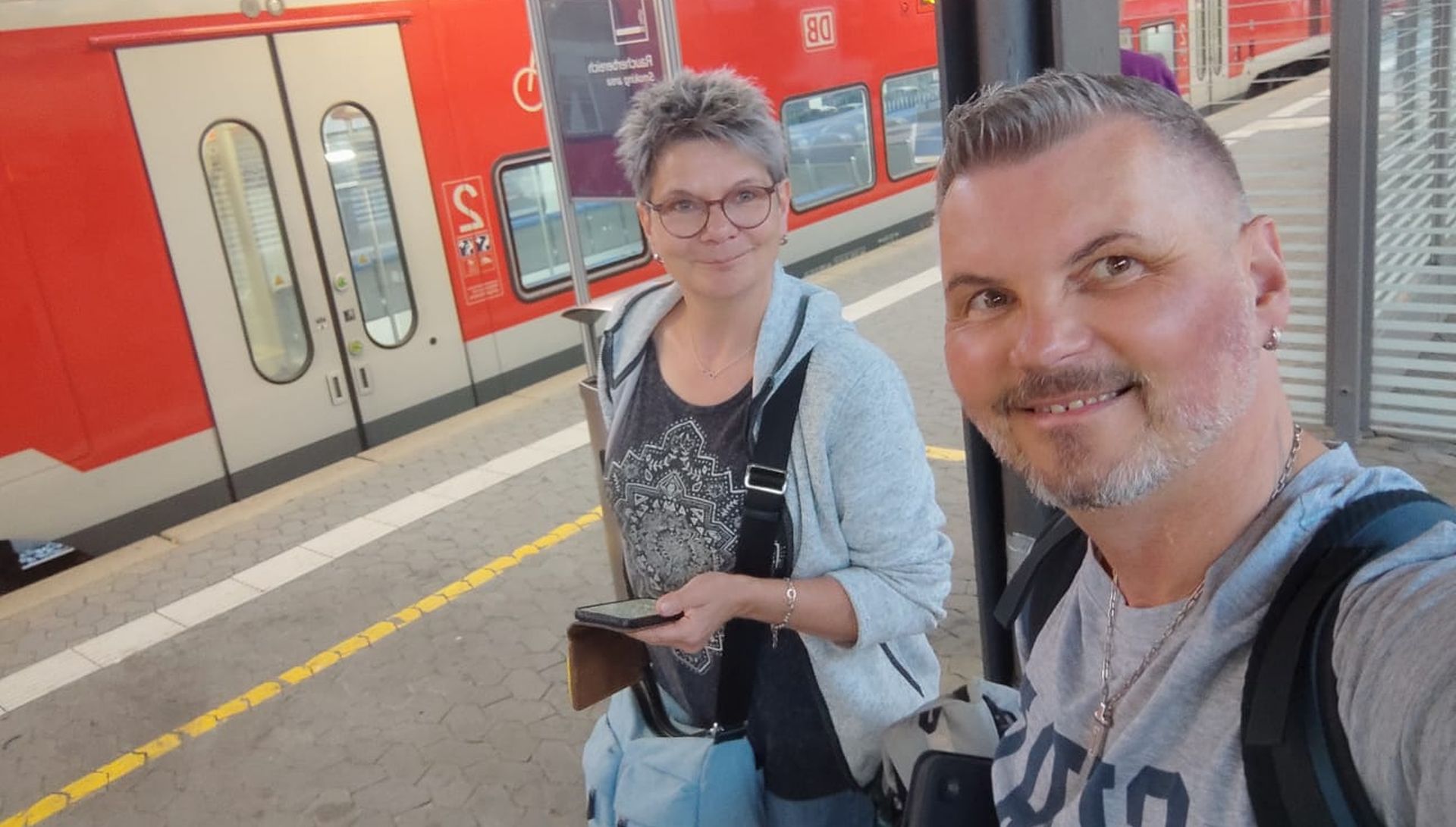 Gisela Chrupala und Mario Söllner unterstützen die Wiener Linien. Schnappschuss vor der Abreise.