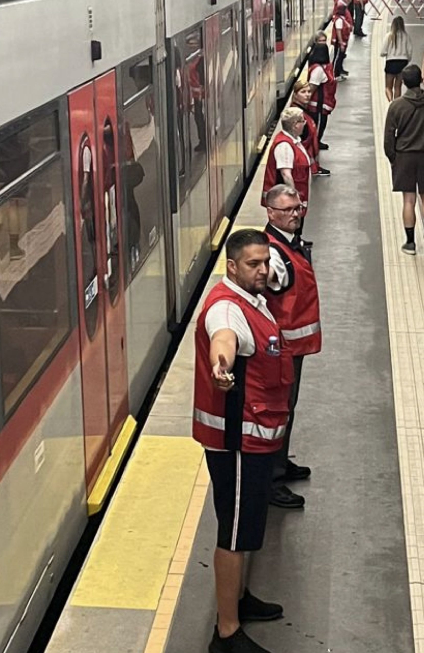 Bei den Wiener Linien: Die Fahrgäste sind eingestiegen, die Türen zu. Servicekräfte verhindern weiteres Einsteigen. An zweiter Stelle Mario Söllner.