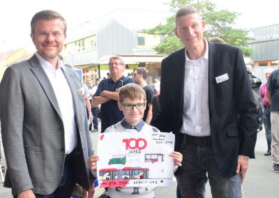 Ein spontanes Foto: Oberbürgermeister Marcus König, Michael und VAG-Vorstandssprecher Tim Dahlmann-Resing.