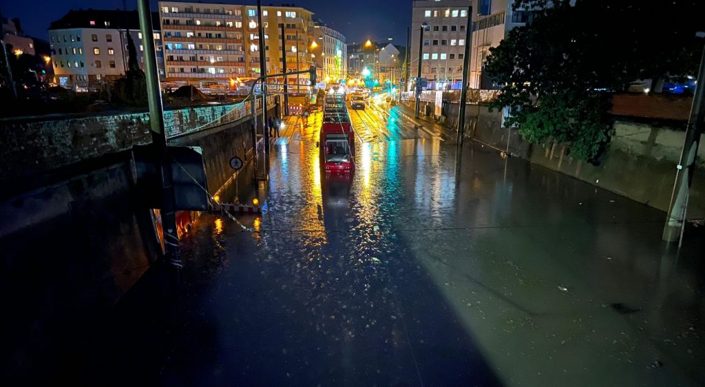 Tram im Hochwasser.