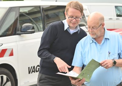 Der aktuelle mit dem zukünftigen Leiter des Teams Sonderverkehre und Baumaßnahmen: Michael Sharp mit Niklas Schwarzmann. Ebenfalls aus dem Fahrdienst.