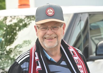 Der Clubber Michael Sharp: standesgesmäß in Fanausstattung. Dabei ist Sharp fast immer. Ob im Stadion oder für die VAG zur Steuerung des Fans.