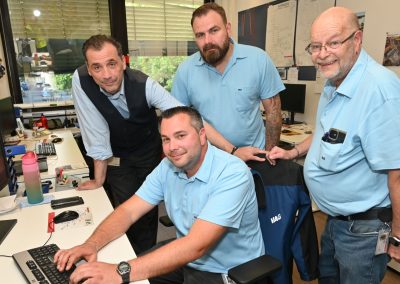 Kleine Teamrunde im Büro. Die Kollegen sind viel unterwegs im Netz, um sich die Situation auch vor Ort anzusehen, um Absprachen vor Ort zu treffen. R.: Michael Sharp.