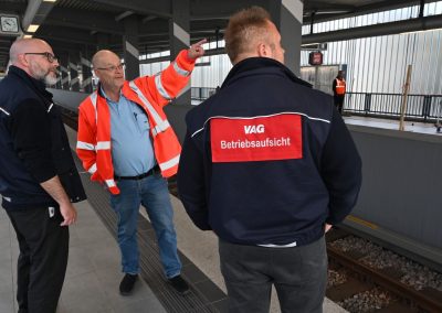 Wird gebaut, ist auch die VAG-Betriebsaufsicht vor Ort. Der Betrieb soll sicher weiterlaufen. Hier am fast fertigen U-Bahnhof Muggenhof.