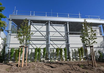 Die neu gebaute Technikstation am Busbetriebshof Schweinau hat jetzt im Herbst ihr Grün bekommen.