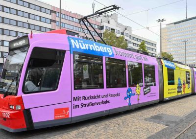 Mit der Kampagne "Respekt hat Effekt" wirbt die Stadt Nürnberg für mehr Respekt und Rücksicht. Die VAG unterstützt gerne: eine Straßenbahn im Kampagnendesign.