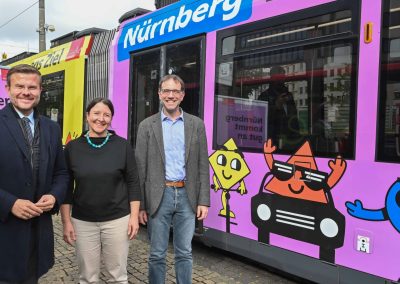 Nürnberg kommt gut an: Dafür werben Oberbürgermeister Marcus König, VAG-Vorstandsmitglied Magdalena Weigel und Nürnbergs Bau- und Verkehrsreferent Daniel Ulrich (v.l.) beim Pressetermin am 9. Oktober 2025.