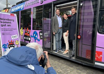 Und noch ein Pressebild: Nürnbergs Bau- und Verkehrsreferent Daniel Ulrich, VAG-Vorstandsmitglied Magdalena Weigel und Nürnbergs Oberbürgermeister Marcus König (v.l.).