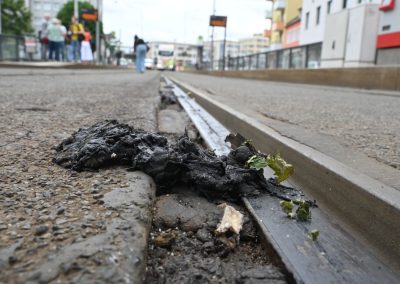 Mit Hochdruck zurück auf die Schiene: Spezialfahrzeug befreit Gleise von Bitumen.
