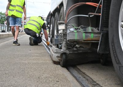 Mit Hochdruck zurück auf die Schiene: Spezialfahrzeug befreit Gleise von Bitumen.