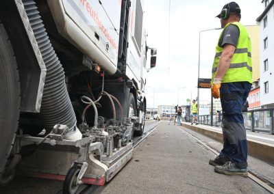 Mit Hochdruck zurück auf die Schiene: Spezialfahrzeug befreit Gleise von Bitumen.