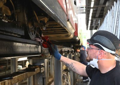 Mit Hochdruck zurück auf die Schiene: Auch in der Werkstatt laufen die Arbeiten auf Hochtouren.