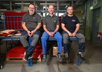 Das Team der Sattlerei ist stolz darauf , den Fahrgästen in Nürnberg komfortable Polstersitze in den VAG-Fahrzeugen bieten zu können.