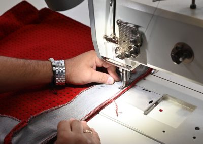 Auch die roten Stoffbezüge haben ein Muster. Da gilt es darauf zu achten, dass dieses exakt zuläuft.