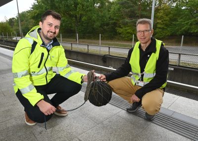Muhamed Jasarevic (l.) und Martin Thomys haben die Sicherheit am Bahnsteig zur Aufgabe. Auch ein Ball dient als Prüfkörper.