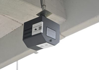 Ein hochauflösender 4D-Radarsensor mit einer Videokamera kommt bei den ersten Tests von Stadler/Aumovio zum Einsatz. Dieser kommt aus der Automobiltechnik und erfasst Objekte anhand ihrer Entfernung, Position und Relativgeschwindigkeit. Im Rahmen des BSS-Tests bei uns wurde untersuch, ob er Personen und Gegenstände im Gleisbereich zuverlässig erkennt und gleichzeitig einfahrende Züge von sicherheitsrelevanten Objekten unterscheiden kann. Ein Vorteil ist die Funktionsfähigkeit bei Dunkelheit und potenziell schwierigen Wetterbedingungen. Für den Einsatz als Bahnsteigsicherungssystem müssen jedoch die Erkennungslogik, die Fehlalarmunterdrückung und die sicherheitstechnische Anbindung separat entwickelt und nachgewiesen werden.