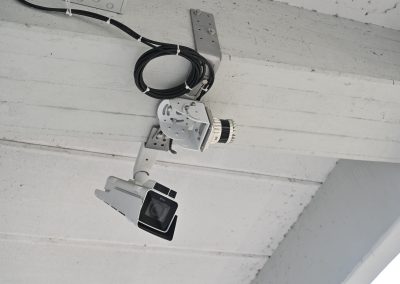 Ein kleiner, rotierender LiDAR-Sensor, der an der Bahnsteigdecke montiert ist, tastet den Gleisbereich mit Laserstrahlen ab und erfasst anhand der reflektierten Signale Entfernung und räumliche Strukturen. Auch hier dient die Kamera ausschließlich als Referenz und wird nicht für die Auswertung verwendet. Es wurde untersucht, ob Personen und Gegenstände im Gleisbereich zuverlässig erkannt und von einfahrenden Zügen unterschieden werden. Durch die räumliche Erfassung lassen sich Objekte lokalisieren und Bewegungen analysieren.