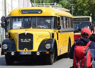 Oldtimer-Fans kommen bei einer Fahrt mit dem historischen Kraftpostbus auf ihre Kosten. Er gehört dem Museum für Kommunikation in Nürnberg.
