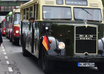 Der MAN MP ist zwar schon ein Niederrahmenbus. Niederflurbusse, die einen beinahe ebenerdigen Einstieg ermöglichen kommen aber erst Anfang der 1990er Jahre auf den Markt.