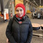 Zahl des Monats: 7.000 Meter Blindenleitstreifen: Afnan, Schülerin des bbs Nürnberg: Sie steht in der U-Bahn-Werkstatt.