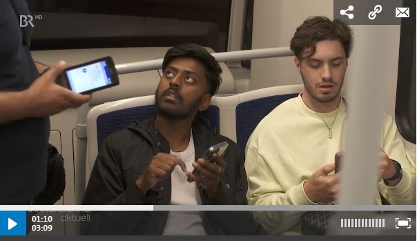 Fahrkarten kontrollieren: Zwei junge Männer werden in der U-Bahn kontrolliert