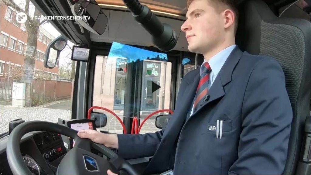 Busfahrer Dominik Rusak am Steuer eines eBusses