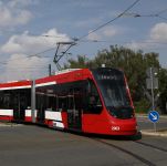 Rote Aveniostraßenbahn fährt durch Nürnberg.