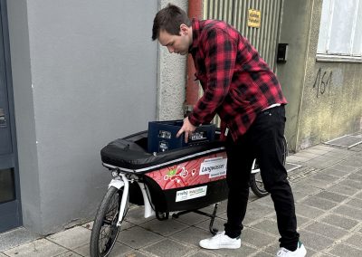 Eine Kiste Wasser passt locker in den Transportbehälter hinein.