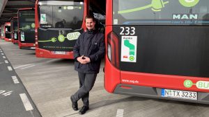 Jan Oehme lehnt an einem eBus