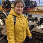 Zahl des Monats: 7.000 Meter Blindenleitstreifen: Lea, Schülerin des bbs Nürnberg: Sie steht in der U-Bahn-Werkstatt.