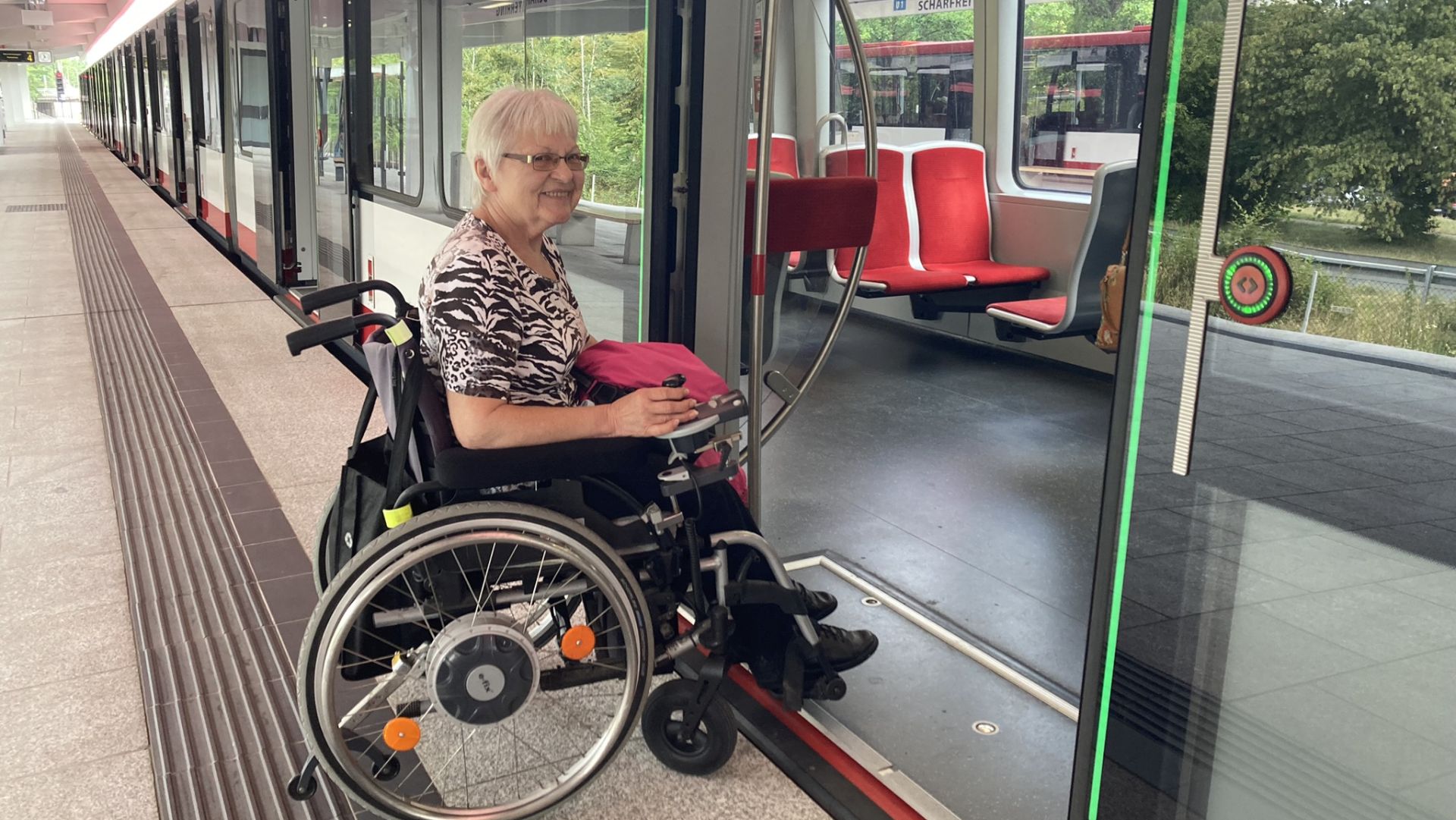 U-Bahn-Training mit Rollstuhl und Rollator: Magda Ostermöller helfen das Training und die Tipps sehr.