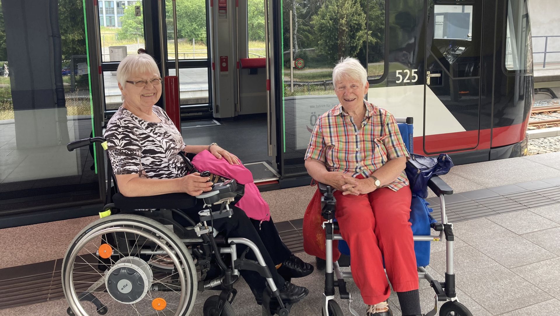 U-Bahn-Training mit Rollstuhl und Rollator: Selbstständig mobil sein, ist den beiden Damen trotz Einschränkung extrem wichtig.