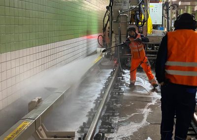 Ein Spezialreinigungsfahrzeug, zwei Mitarbeiter und viel Wasser: Reinigung im U-Bahn-Netz.