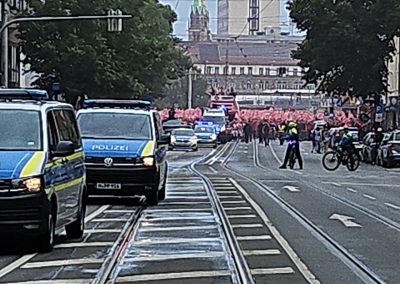 Fanmarsch zum Club-Jubiläum: Begleitet von der Polizei ziehen die Club-Fans durch die Stadt, um ihren Verein zu feiern.