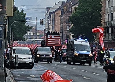Fanmarsch zum Clubjubiläum: Ein offener Doppeldecker im Club-Design an der Spitze des Fanmarsches. Der Abstand zur Oberleitung der Straßenbahn ist gewahrt.