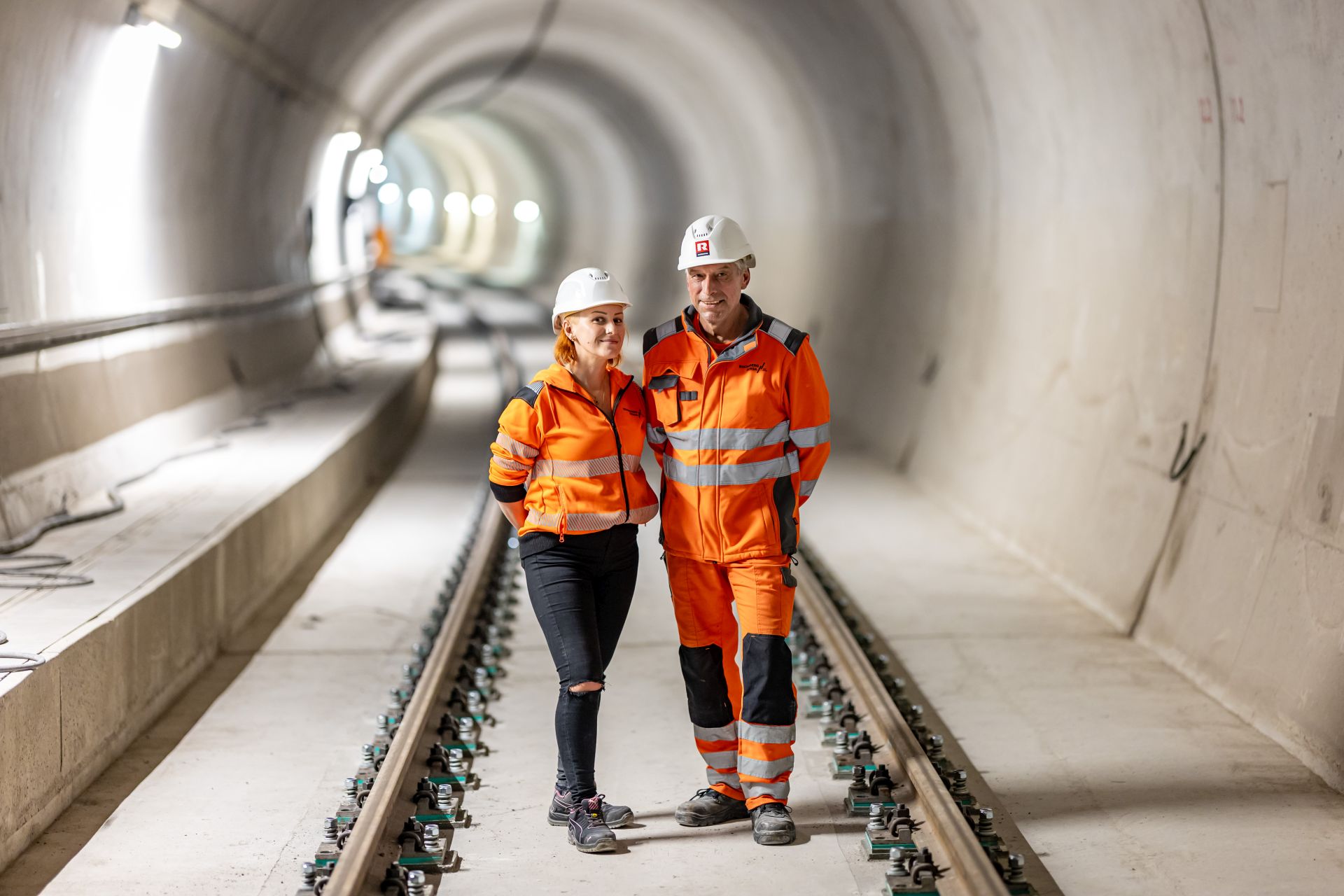 Patricia Rist und Christian Bartl von der Rhomberg Sersa Bahntechnik GmbH arbeiten auf der U3-Baustelle im Nürnberger Südwesten.