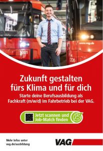 Grüne Jobs: Plakatmotiv für Fachkräfte im Fahrbetrieb - junger Mann vor zwei Straßenbahnen
