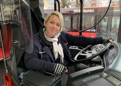 Frauen bei der VAG - Busfahrerin Daniela am Steuer eines Busses