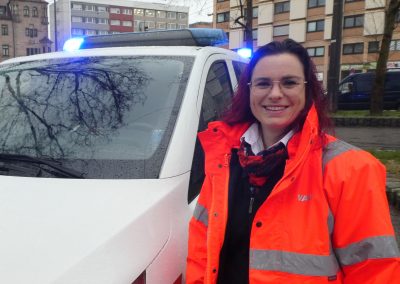 Frauen bei der VAG - Verkehrsmeisterin Stephanie vor dem Unfallhilfswagen