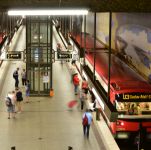 Wir über uns: Eine U-Bahn stehend am Rathenauplatz, Fahrgäste am Bahnsteig.