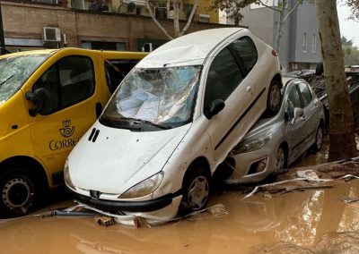 Durch das Unwetter wurden Autos wie Spielzeug übereinandergestapelt.